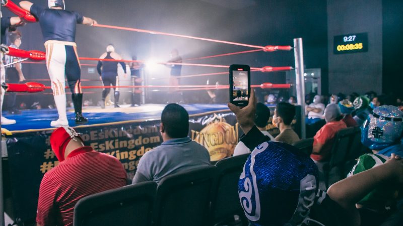 O caldeirão do Raw em Greensboro e a consagração de The Undertaker como o maior da história